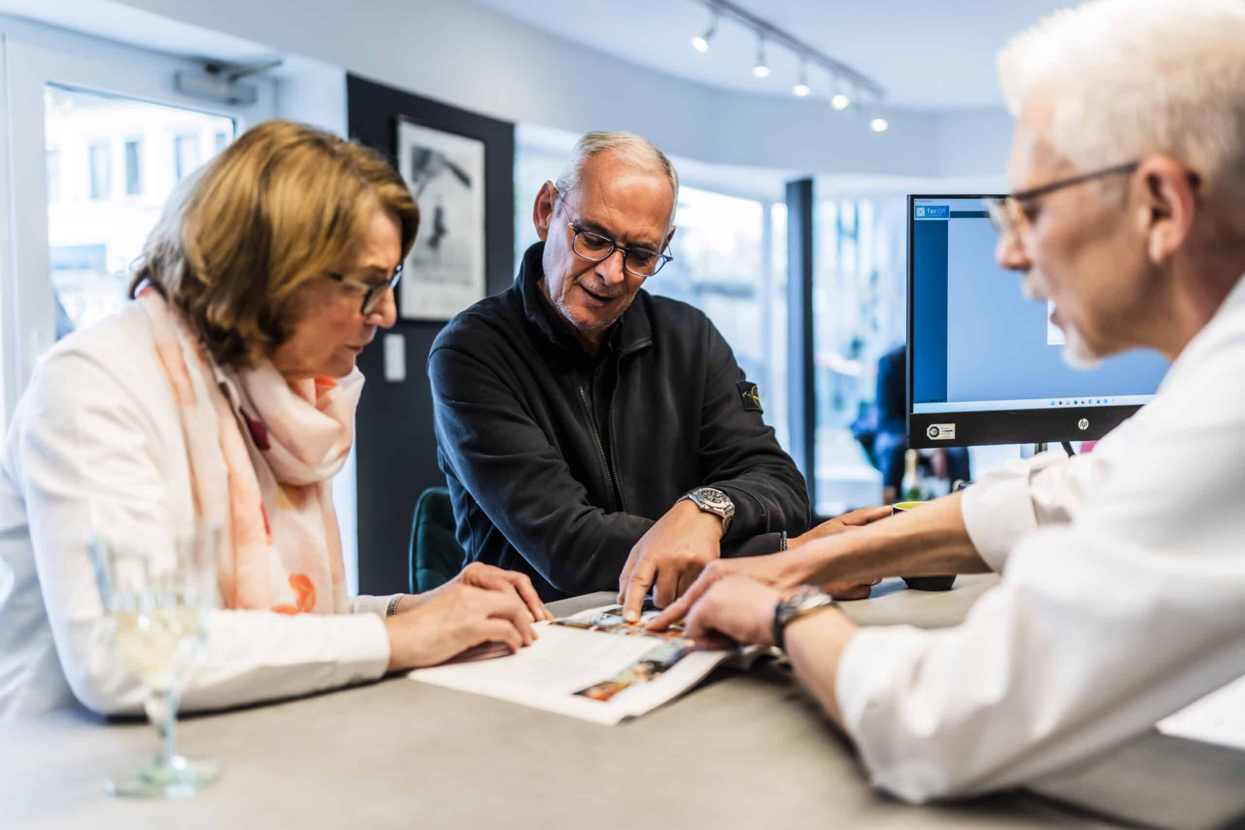 Best-Ager Paar bei Beratung in der Travellounge Theuerkorn in Willich